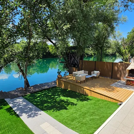 La Luxury Vila *